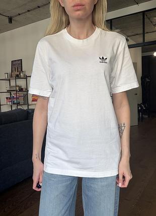 Біла класична футболка adidas