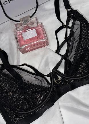 Ефектна модель із прозорої сітки та ніжного мережива  від ann summers