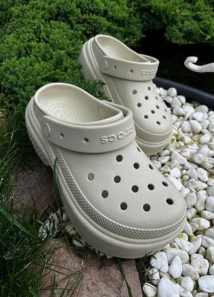 Crocs stomp clog bone crocs stomp clog bone женские кроксы сабо на платформе crocs stomp clog bone лидер продаж