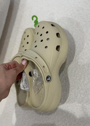 Крокси бежевого кольору шльопанці crocs classic platform clog