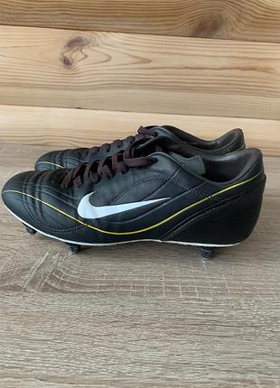 Вінтажні футбольні бутси nike, моделі з лінійки tiempo, виконані в чорному кольорі з білим логотипом та жовтими акцентами.