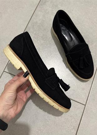 Лофери kurt geiger london 38 натуральна замша чорні з китицями