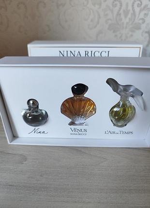 Духи подарочный набор миниатюр от nina ricci включает в себя три культовых аромата: nina, vénus и l'air du temps.