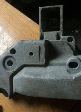 Бу кронштейн двигателя renault megane scenic 1, 7700436771, 8200036005, 8200047981
