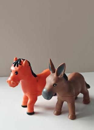 2010 toy horse brown black hair, лот из двух фигурок кузнечиков, резина, фирменная фигурка лотом