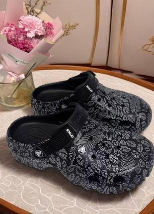 Крокси унісекс сабо crocs baya fern doodle з білим візерунком у вигляді листя розмір 40, 41