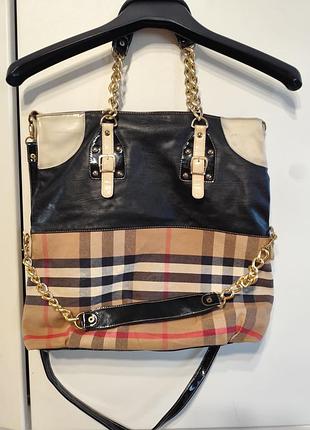 Жіноча сумка виконана у фірмовому стилі бренду burberry