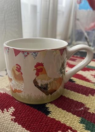 Керамічна кружка від laura ashley home виконана у дизайні «cockerel & hen», що відрізняється малюнком півнів та курей.