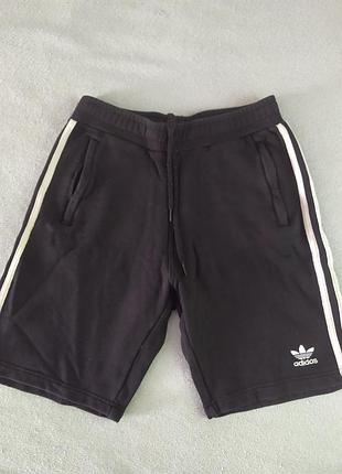 Мужские шорты adidas.
