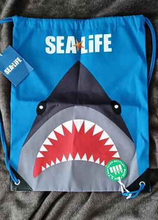 Детский рюкзак-мешок с принтом в виде морды акулы и надписью «sea life»