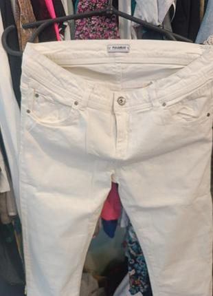 Белые скинни джинсы бренда pull &amp; bear,
