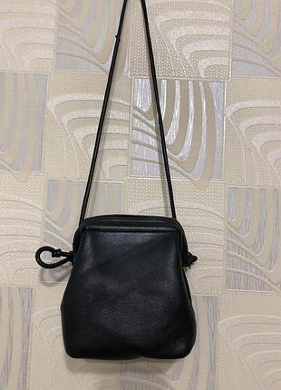 Шкіряна сумка крос-боді cos leather crossbody pouch, чорна міні сумка-хмаринка
