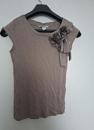 Футболка от h&amp;m с атласными цветами и бантом на плече