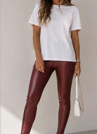 Шкіряні бордові штани по фігурі