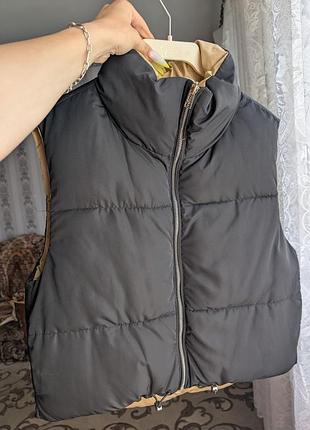 Двойная новая желетка от zara.
осень-весна
черный цвет, можно вывернуть, чтобы был бежевый
пухлая и замечательная
подойдет на s,m,l