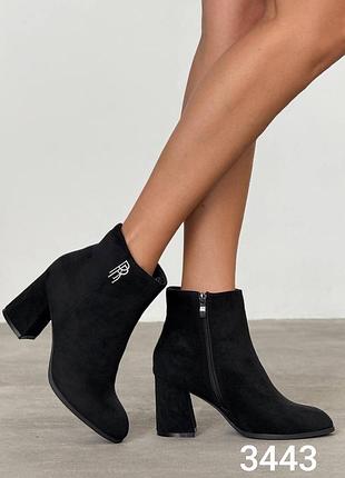 Жіночі черевики чорні зі штучної еко замші замшеві на середньому товстому підборі  низькі демісезонні на флісі на блискавці