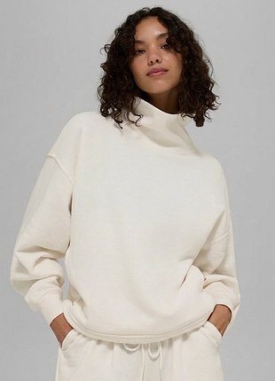 Оверсайз свитшот alo yoga hazy mock neck pullover