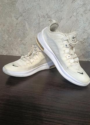 Кроссовки nike air, размер 37
 стильные и удобные белые кроссовки nike с воздушной амортизацией air. легкие, мягкие и комфортные для ежедневного ношения.