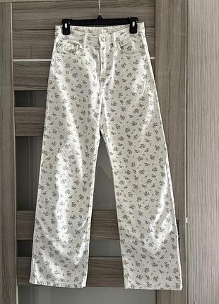 Білі джинси у квітковий принт h&m