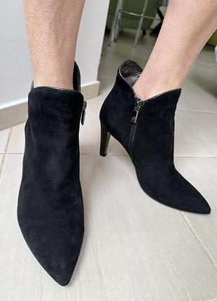 Продам замшеві черевики navy boot