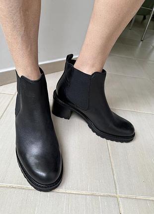 Продам шкірні черевики oxmox