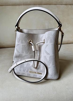 Замшева бежева сумка michael kors suri logo perforated suede bucket bag оригінал