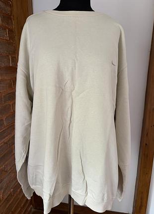Цей світшот — це nike fleece dj7665 104, виконаний у світло-бежевому (вершковому) кольорі з мінімалістичним логотипом.