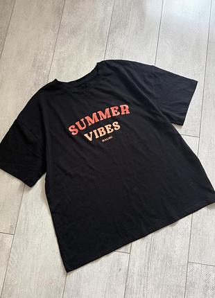Бавовняна чорна футболка з короткими рукавами та принтом "summer vibes"  бренду f&f розмір л вільного крою