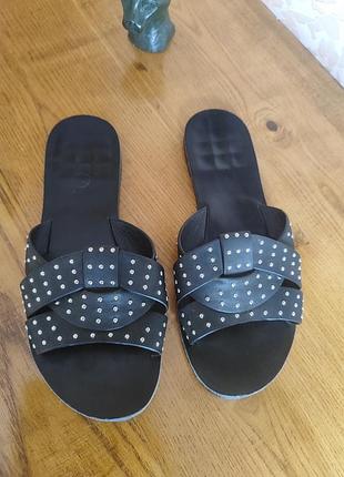 Чорні шльопанці з заклепками rubi (cotton on)luna studded , розмір 38(24.5см)