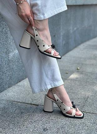 Босоніжки з італійської шкіри в горошок бежеві на каблуках жіночі