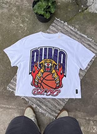 Рідкісна біла укорочена оверсайз футболка puma crowd craze в баскетбольному стилі з великим логотипом на грудях