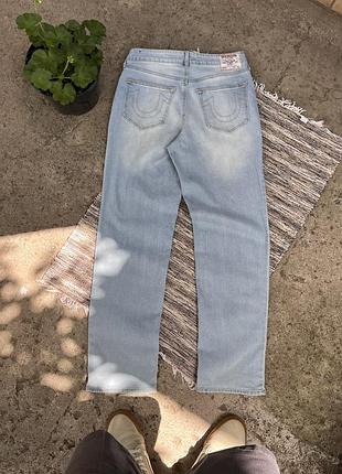 Вінтажні прямі світло блакитні джинси true religion високого крою з великим вишитим логотипом на задніх кишенях в потертому стилі