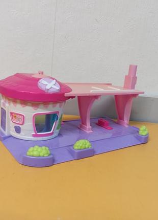 Ігровий набір заправка шопкинс із серії міні-машинки shopkins cutie cars drive thru diner