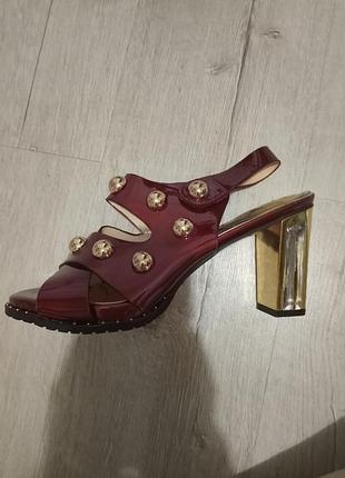 Новые женские лакированные босоножки