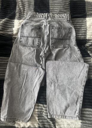 Джинси скейтери йдуть як  baggy , до них йде маленький подарунок