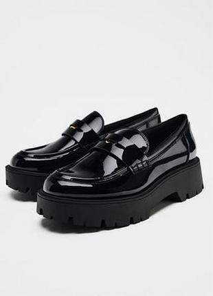 Чорні лаковані лофери на масивній підошві zara  39