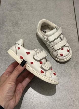 Кросівки zara baby білі з червоними сердечками на липучках 24 розмір 15 см