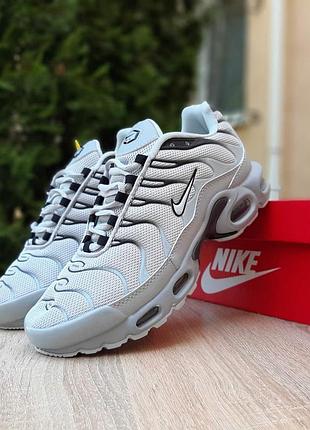 Мужские качественные и стильные кроссовки nike air max plus tn светло-серые