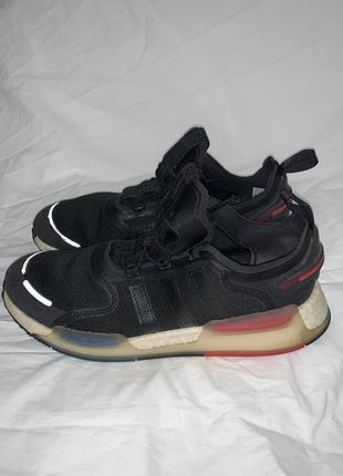 Легкі та зручні чоловічі чорні кросівки adidas nmd_v3 з характерними синіми та червоними вставками на підошві.