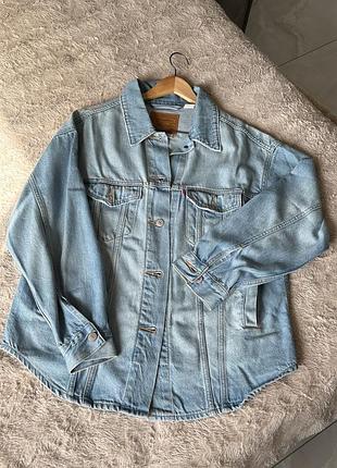 Джинсова жіноча куртка levi’s , оверсайс