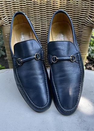 Лофери russell & bromley з металевою пряжкою.