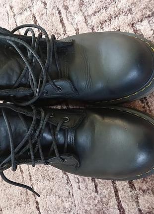 Рабочие ботинки dr. martens industrial с защитным металлическим носком. натуральная кожа. оснащены антистатической и устойчивой к скольжению подошвой. р.43.