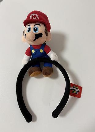 Обруч — офіційний аксесуар super nintendo world із тематичного парку universal studios, на якому розміщена плюшева фігурка маріо.
