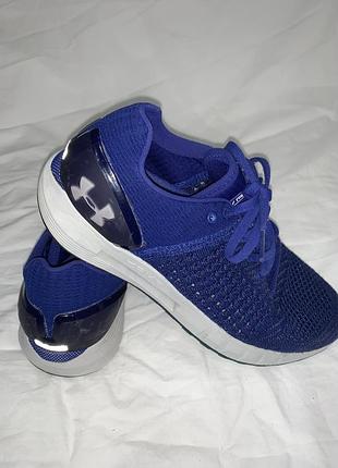 Жіночі літні оригінальні кросівки under armour hovr sonic синього кольору з фірмовим логотипом на п'яті.