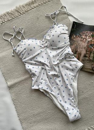Злитий купальник з завʼязками на плечах в квіточки h&m