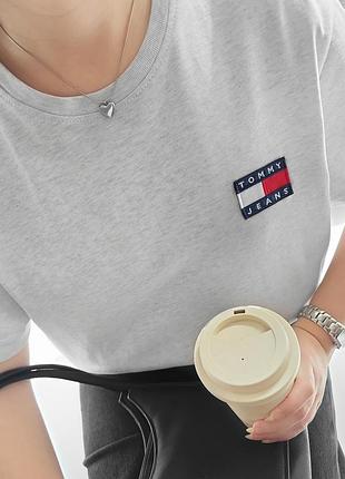 Щільна якісна футболка з патчем від tommy hilfiger, оригінал♥️