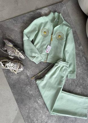 Костюм schiaparelli двойка кофта и штаны мятный тифани розовый серый с золотыми стоазами на груди