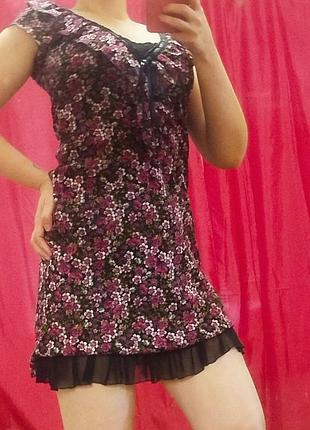Это летнее мини-платье от charlotte russe с фиолетовым цветочным принтом и кружевной отделкой.