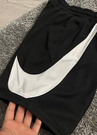 Шорти nike big swoosh з логотипом збоку.
