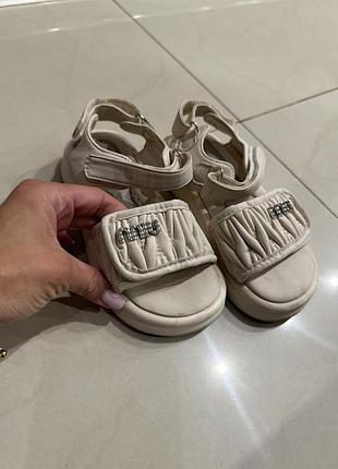 Босоніжки miu